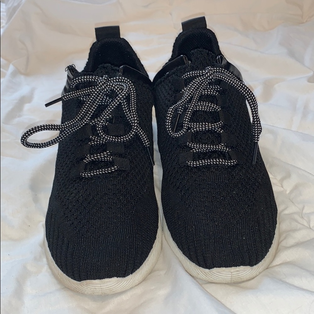 Black detail shoes with checkered laces